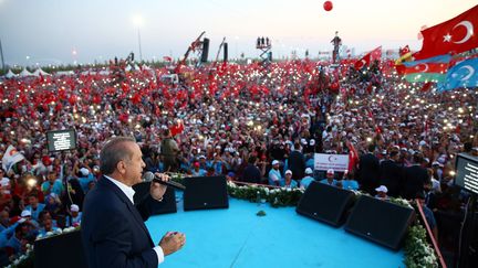 &nbsp; (Prenant la parole à la fin du rassemblement "pour la démocratie et les martyrs" du putsch avorté du 15 juillet, le président Recep Tayyip Erdogan a de nouveau évoqué un possible rétablissement de la peine de mort en Turquie © KAYHAN OZER / ANADOLU AGENCY)