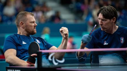 Une paire en bronze. Fabien Lamirault, qui faisait partie des derniers relayeurs de la flamme lors de la cérémonie d'ouverture, et Julien Michaud se sont inclinés en paratennis de table (MD4), mais décrochent la médaille de bronze à l'Arena Paris Sud. Il s'agit de la première médaille pour la délégation française en paratennis de table. (ECHELARD DIDIER / AFP)