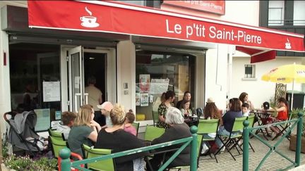 Mardi 14 juin, le JT de 13 Heures poursuit son feuilleton sur les cafés les plus étonnants de France. En Indre-et-Loire, deux sœurs ont repris un café-restaurant qui est le seul commerce du village.&nbsp;&nbsp; (FRANCE 2)