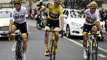 Chris Froome, vainqueur pour la 4e fois du Tour de France, entouré de ses coéquipiers lors du traditionnel défilé durant l'ultime étape vers les Champs-Elysées. (BENOIT TESSIER / POOL)