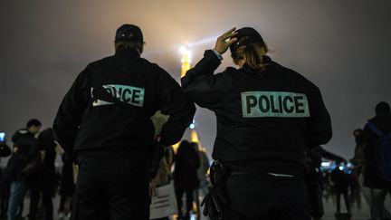 Des policiers et proches de policiers manifestent au Trocadéro à Paris, le 2 janvier 2018, après l'agression de deux agents à Champigny-sur-Marne (Val-de-Marne) le 31 décembre. (JULIEN MATTIA / AFP)