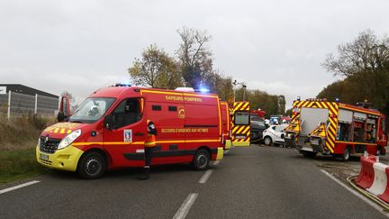 Des véhicules de secours interviennent sur les lieux d'un accident près de Gimont (Gers), le 20 octobre 2020.&nbsp; (SEBASTIEN LAPEYRERE / HANS LUCAS / AFP)