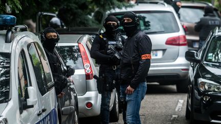 La police intervient pour une perquisition chez le suspect de l'attaque à l'explosif de Lyon, le 27 mai 2019, à Oullins, dans la banlieue lyonnaise. (NICOLAS LIPONNE / NURPHOTO / AFP)