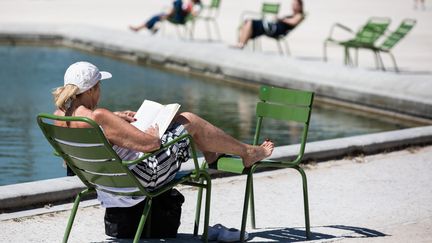 Une femme dans le jardin des Tuileries à Paris en juillet 2020.&nbsp; (ALEXIS SCIARD  / MAXPPP)