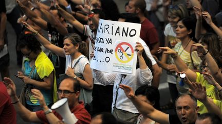 Des Espagnols manifestent &agrave; Barcelone, le 19 juillet 2012, contre les coupes budg&eacute;taires. (LLUIS GENE / AFP)