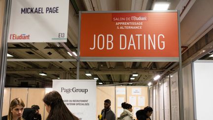 Un stand de job dating au salon de l'apprentissage et de l'alternance de Paris, le 2 février 2018. (AURELIEN MORISSARD / MAXPPP)