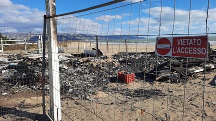 Le restaurant-bar de plage L’Utima spiaggia entièrement détruite le 23 janvier 2022. (BRUCE DE GALZAIN / RADIO FRANCE)