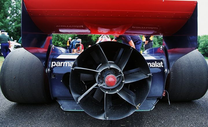 La&nbsp;Brabham BT46B, surnomm&eacute;e "Fan Car" lors d'un festival de vieilles voitures, &agrave; Goodwood (Royaume-Uni), le 8 juillet 2001.&nbsp; (BRYN LENNON / GETTY IMAGES)