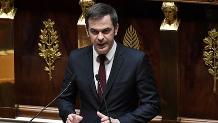 Le ministre de la santé Olivier Véran s'exprime lors d'une séance à l'Assemblée nationale à Paris, le 3 janvier 2022.&nbsp; (STEPHANE DE SAKUTIN / AFP)