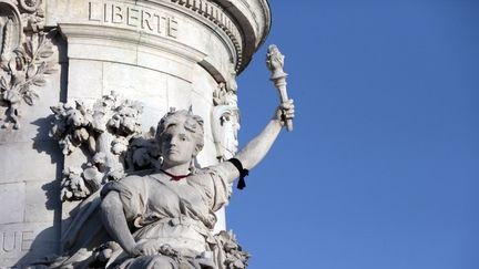 La statue de Marianne, place de la R&eacute;publique &agrave; Paris, le 11 janvier 2015, jour de la marche r&eacute;publicaine contre les attentats perp&eacute;tr&eacute;s les 7, 8 et 9 janvier dans la capitale.&nbsp; (JOEL SAGET / AFP)