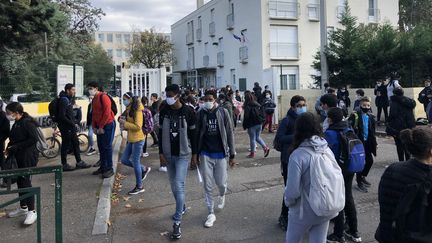 Une&nbsp;sortie du collège Joseph Roumanille à Avignon dans le Vaucluse avec des collégiens masqués. (ISABELLE GAUDIN / RADIOFRANCE)