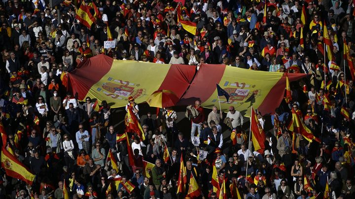 Des manifestants contre la loi d'amnistie pour les indépendantistes catalans, à Madrid, en Espagne, le 18 novembre 2023. (BURAK AKBULUT / ANADOLU / AFP)