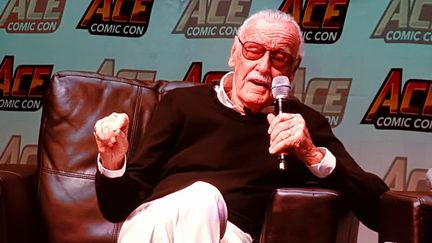 Le scénariste Stan Lee, en janvier 2018 lors d'un Comic Con dans l'Arizona. (GARETH MC BRIDE / CROWDSPARK / AFP)