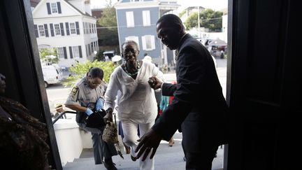 Des centaines d'autres fid&egrave;les et badauds, principalement blancs, &eacute;taient aussi mass&eacute;s, faute de place, &agrave; l'ext&eacute;rieur de l'&eacute;glise. (DAVID GOLDMAN / AP / SIPA)