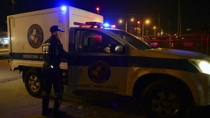 Des membres de la police scientifique entrent dans la prison Guayas 1 à Guayaquil (Equateur), le 6 octobre 2023. (GERARDO MENOSCAL / AFP)