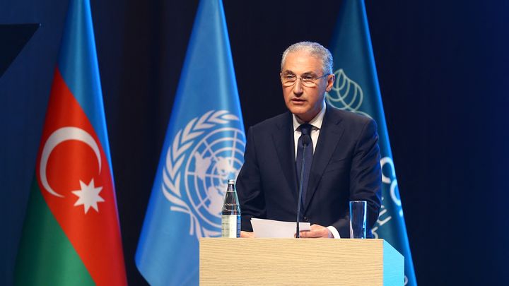 Le ministre de l'Ecologie azerbaïdjanais, Moukhtar Babaïev, s'exprime lors de la pré-COP29 à Bakou, le 10 octobre 2024. (RESUL REHIMOV / ANADOLU / AFP)