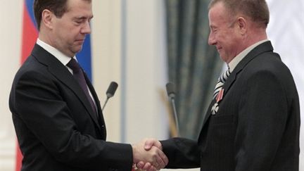 Le président Medvedev rencontre un des derniers liquidateurs survivants (AFP/KENZO TRIBOUILLARD)