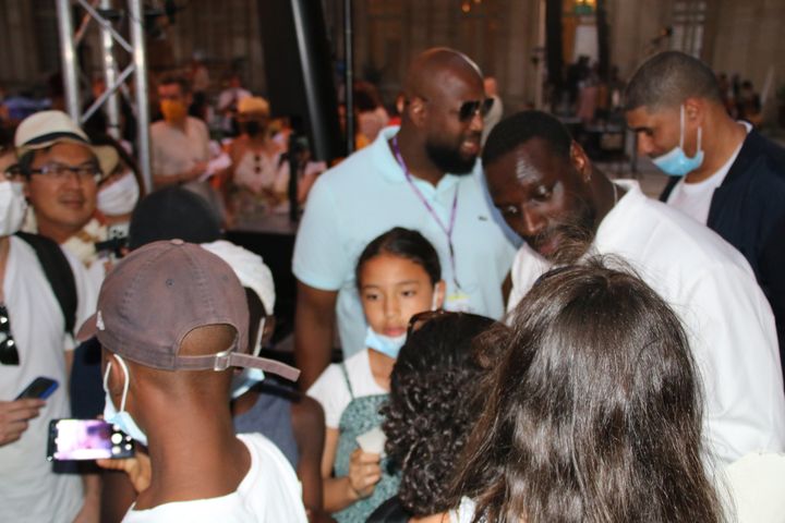 Omar Sy en séance selfies avec ses jeunes fans, le 10 juillet dans la cours du Musée Calvet à Avignon. (Sophie Jouve)