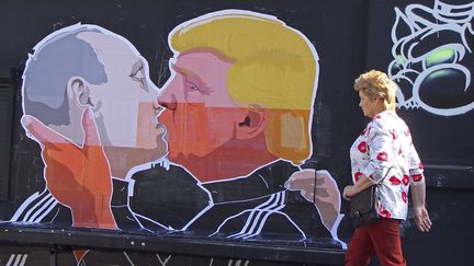 Peinture murale à Vilnius, capitale de la Lituanie, où l'on s'inquiète du rapprochement Trump-Poutine.  (Petras malukas/ afp)