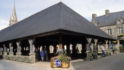 La foule s'est rassemblée devant les&nbsp;halles de Questembert (Morbihan), là où le jeune homme était tombé au sol après avoir été pris à partie. (NICOLAS THIBAUT / PHOTONONSTOP / AFP)