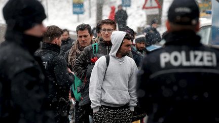 Des migrants patientent à la frontière entre l'Autriche et l'Allemagne près de Passau (Allemagne), le 22 novembre 2015. (MICHAEL DALDER / REUTERS)