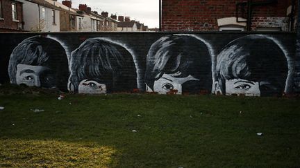 &nbsp; (Portraits des Beatles peints sur un mur de leur ville natale en Angleterre : Liverpool. © REUTERS/Phil Noble)