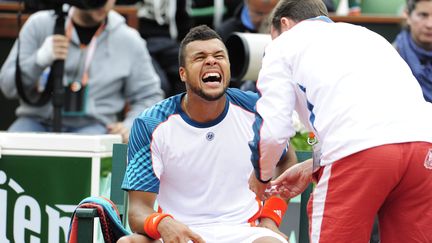 Jo-Wilfried Tsonga soigné par un kiné durant Roland-Garros 2012. (CHRISTOPHE MORIN / MAXPPP)