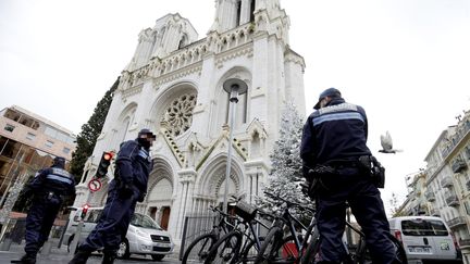 Des policiers devant la basilique Notre-Dame de Nice, le 20 décembre 2016. (FRANCK FERNANDES / MAXPPP)