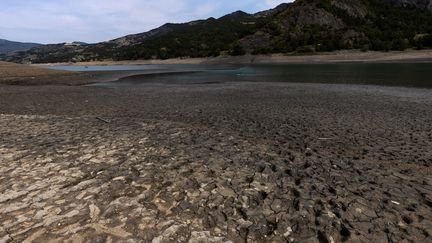 Le&nbsp;lac de Serre-Ponçon dans les Hautes-Alpes, dont le niveau est inférieur de 14 mètres au niveau optimal en raison de la sécheresse, le 17 août 2022.&nbsp; (JOEL SAGET / AFP)