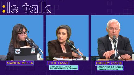 Thierry Coste, lobbyiste et conseiller politique de la Fédération Nationale des Chasseurs (FNC), et Julie Lasne, éthologue et membre du conseil stratégique de l’alliance des opposants à la chasse (AOC), invités du Talk franceinfo sur Twitch, lundi 9 janvier 2023. (FRANCEINFO / TWITCH)