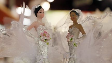 Deux figurines en robe de mari&eacute;e, &agrave; Paris le 12 octobre 2012.&nbsp; (KENZO TRIBOUILLARD / AFP)