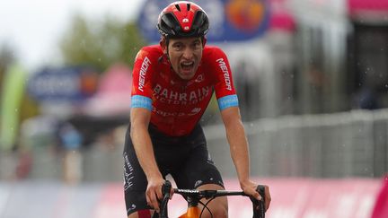 Le Suisse Gino Mäder (Bahrain Victorious), vainqueur de la sixième étape du Giro, le 13 mai 2021. (LUCA BETTINI / AFP)