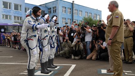 Alexander Skvortsov, Andrew Morgan et Luca Parmitano&nbsp;avant d'embarquer, le 20 juillet 2019 à Baïkonour (Kazakhstan). (KIRILL KUDRYAVTSEV / AFP)