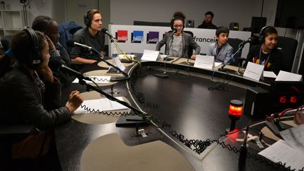 Le journaliste Vincent Manilève répond au micro de franceinfo junior aux questions d'élèves de 5e. (ESTELLE FAURE / FRANCEINFO - RADIOFRANCE)