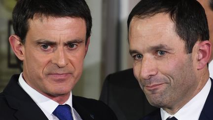 Manuel Valls et Benoît Hamon lors du second tour de la primaire socialiste, le 29 janvier 2017, à Paris.&nbsp; (ERIC FEFERBERG / AFP)