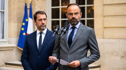 Christophe Castaner et Édouard Philippe dans la cour de Matignon, le 30 juillet 2019. (XOSE BOUZAS / HANS LUCAS)