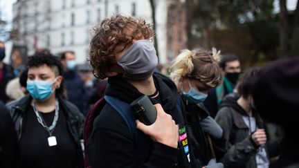 Un jeune danse et écoute de la musique lors de la manifestation du 5 décembre 2020 contre la loi sécurité globale à Paris. Les jeunes de 20 ans sont parmi les plus touchés par la crise sanitaire, matériellement et psychologiquement.&nbsp;
 (RAPHAEL KESSLER / HANS LUCAS / AFP)