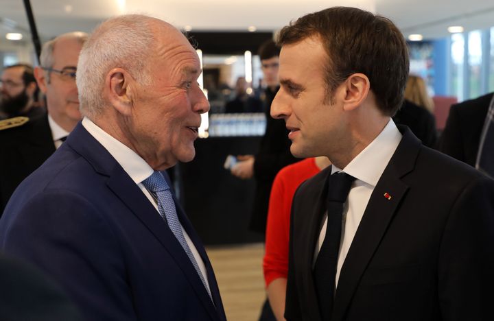 Laurent Cathala, maire de Créteil, salue Emmanuel Macron lors d'une inauguration, en janvier 2019. (LUDOVIC MARIN / AFP)