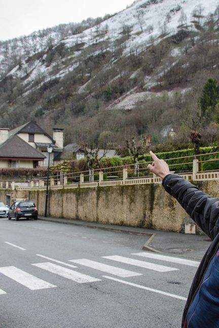 Francis Claverie pointe du doigt le col de Couret, près duquel l'ourse Cannelle a été tuée, le 12 avril 2018 à Urdos (Pyrénées-Atlantiques). (THOMAS BAÏETTO / FRANCEINFO)