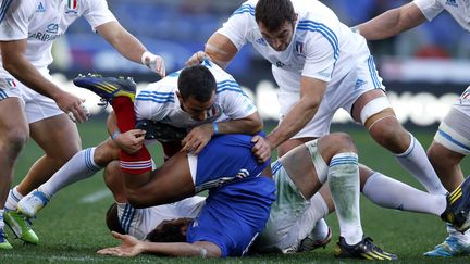 Le Fran&ccedil;ais Benjamin Fall (&agrave; terre) se fait malmener par l'Italien&nbsp;Luciano Orquera (au-dessus), &agrave; Rome, le 3 f&eacute;vrier 2013. (ALESSANDRO BIANCHI / REUTERS)