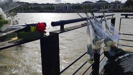 Des roses, là où le corps de Steve a été retrouvé à Nantes le 30 juillet 2019. (SARAH TUCHSCHERER / FRANCEINFO / RADIOFRANCE)