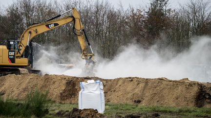 Des cadavres de visons sont enterrés dans une fosse, sur un terrain militaire près de Holstebro (Danemark), le 9 novembre 2020. (MORTEN STRICKER / RITZAU SCANPIX / AFP)