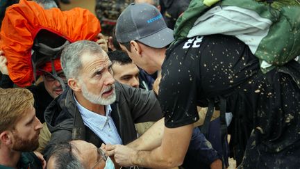 Le roi Felipe VI pris à partie par des habitants à Paiporta, dimanche 3 novembre 2024. (MANAURE QUINTERO / AFP)