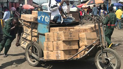 Traverser la frontière est également devenu plus compliqué qu’avant la pandémie. Maintenant, la carte d’identité ne suffit plus en RDC, il faut obtenir un laissez-passer qui coûte dix euros. "Quand on a vu l'ouverture des frontières, on pensait que tout le monde allait passer, mais on se rend compte que les plus pauvres ne peuvent pas le faire. (…) On n’a pas assez d'argent", déclare l’un d’eux à une journaliste basée en RDC pour DW. On est passé de 50 000 traversées journalières, à 500 passages indiquent les agents de l’immigration.&nbsp; &nbsp; &nbsp; (DJAFFAR AL-KATANY / REUTERS)