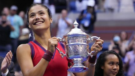 La Britannique Emma Raducanu, vainqueure à 18 ans de l'US Open de tennis, samedi 11 septembre 2021. (TIMOTHY A. CLARY / AFP)