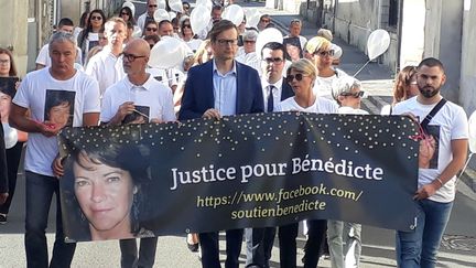 La marche blanche organisée pour Bénédicte Belair par sa sœur, Sylvaine Grévin (à droite derrière la banderole), le 13 octobre 2018 à Pont-Sainte-Maxence (Oise). (JULIEN HEYLIGEN / LE PARISIEN / MAXPPP)