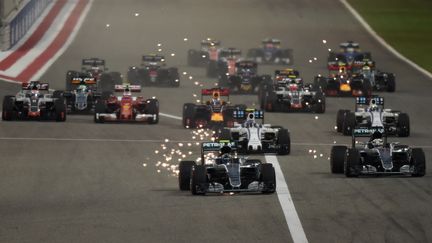 La Mercedes de Nico Rosberg, au départ du Grand Prix du Bahreim 2016. (MOHAMMED AL-SHAIKH / AFP)