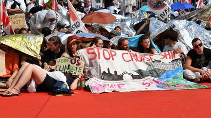 Des manifestants occupent le tapis rouge de la Mostra&nbsp;de Venise (Italie), le 7 septembre 2019. (ALBERTO PIZZOLI / AFP)