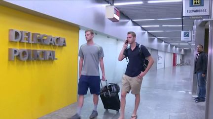 Les nageurs Jack Conger et Ryan Lochte à l'aéroport de Rio (Brésil), mercredi 17 août 2016. (REUTERS)