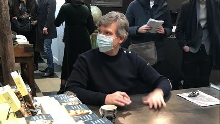 Arnaud Montebourg en séance de dédicace de son livre à Paris, samedi 16&nbsp;janvier 2021. (JULIE PACAUD / RADIO FRANCE)